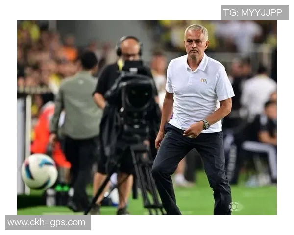 某足球明星直言不讳谈职业生涯与未来计划引发广泛关注与热议